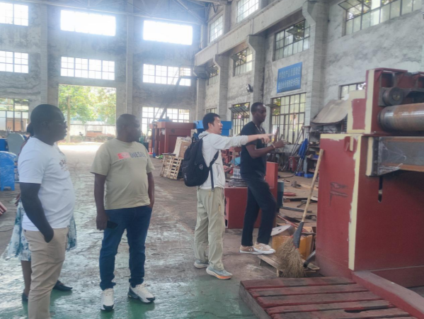 Burundian_Client_visit_our_wire_drawing_machine_factory_and_confirm_the_order-2_副本.png