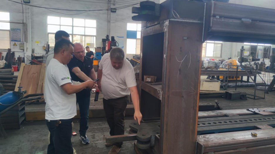 Russia_Client_visit_our_gabion_machine_factory_01.jpg
