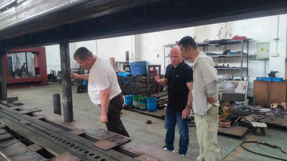 Russia_Client_visit_our_gabion_machine_factory_02.jpg