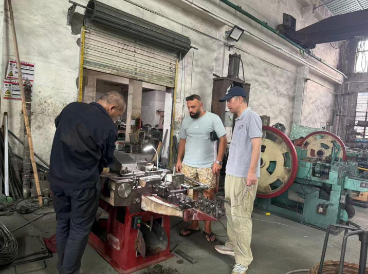 albania-client-visit-our-nail-making-machine-factory_01.jpg