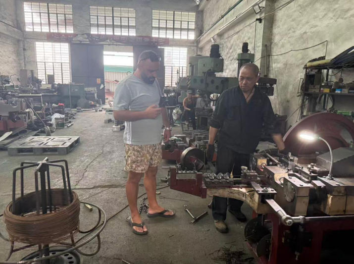 albania-client-visit-our-nail-making-machine-factory_02.jpg